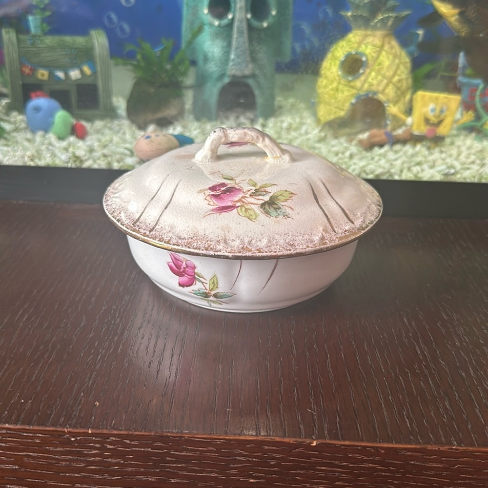 Ceramic pot with rose and gold details